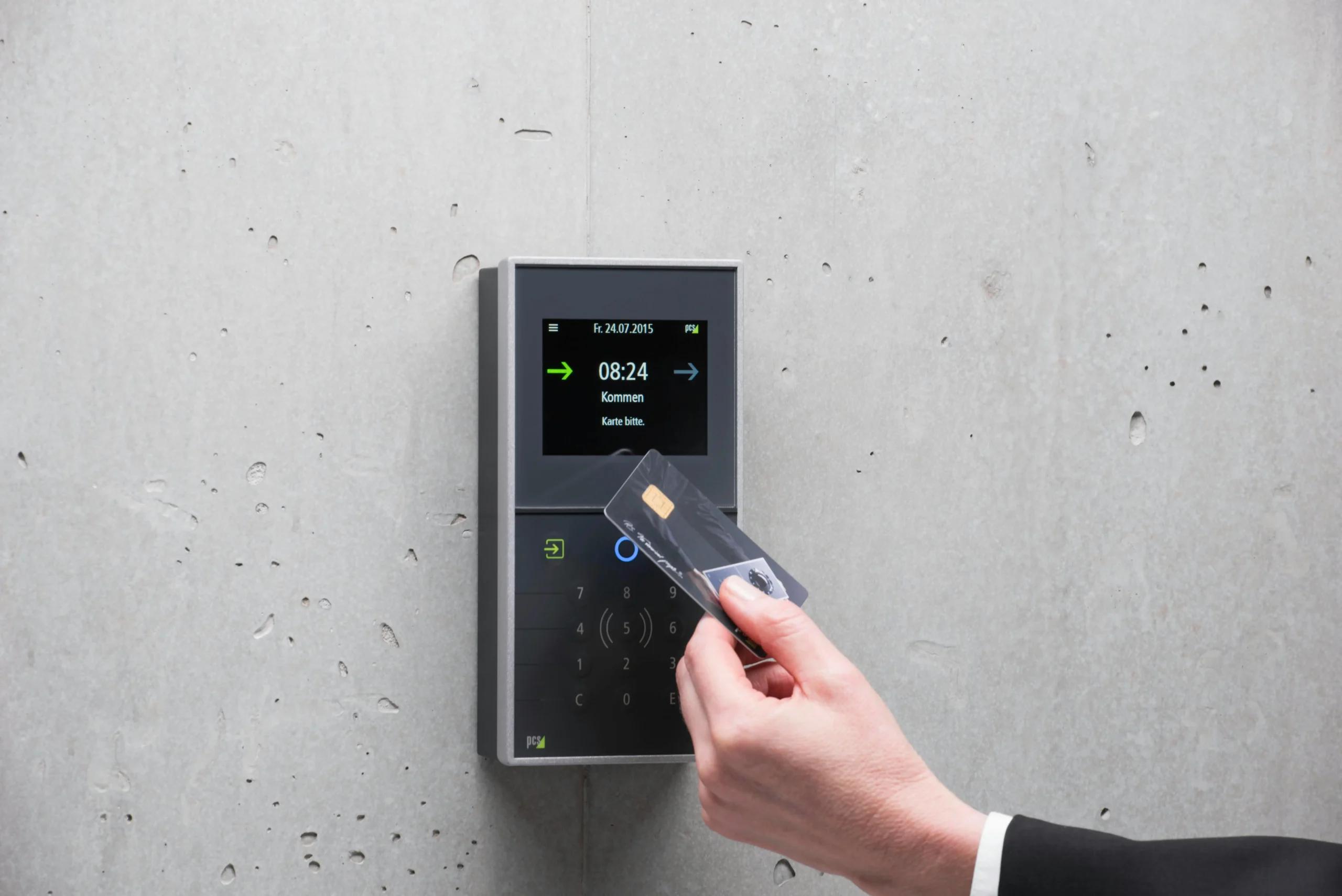The Advantages of UHF Readers for Touchless Access Control